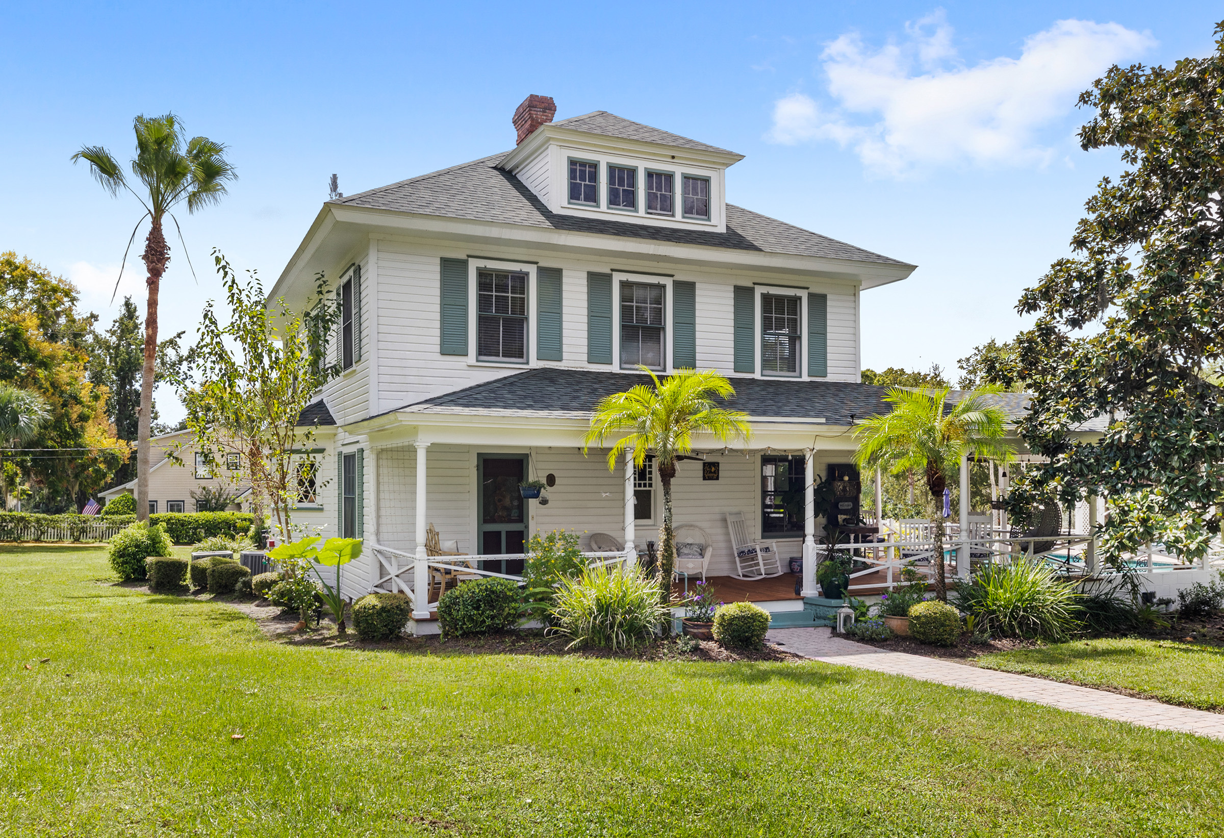 An exterior view of Mount Dora's Grandview Bed and Breakfast.